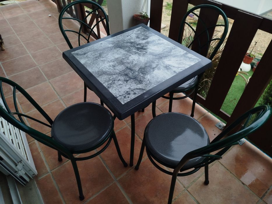 Mesa e cadeiras Werzalit