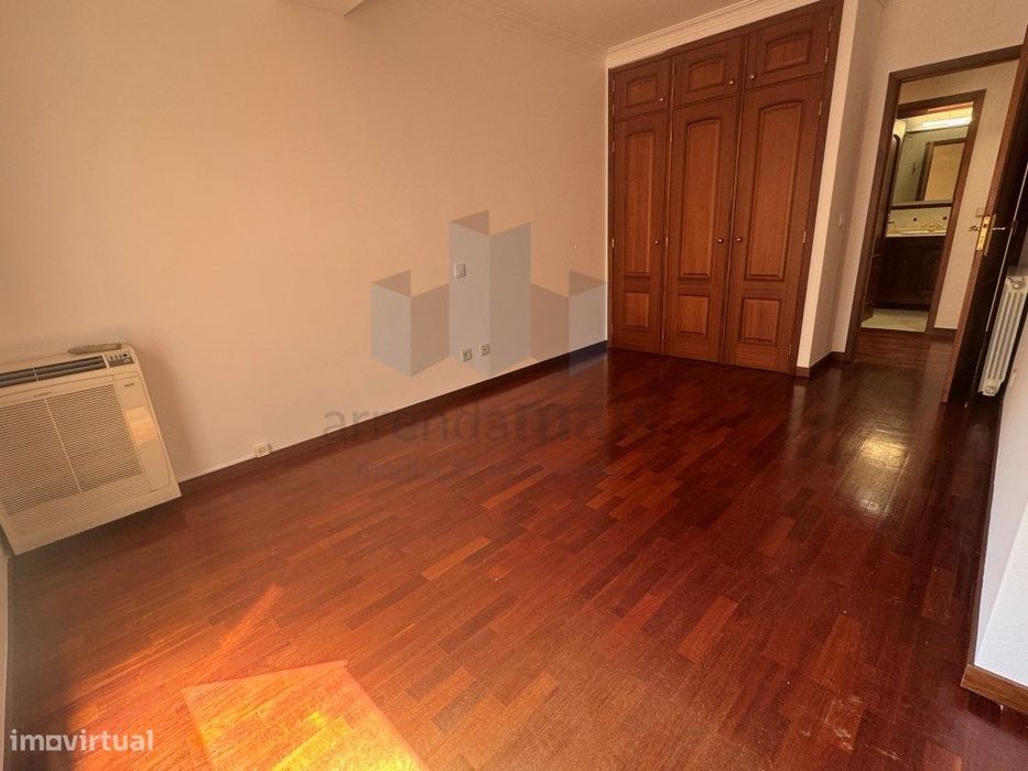 Arrenda-se excelente T3 em ultimo piso com terraço de 120m2 em Celas