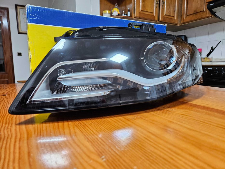 Farol AUDI A4 esquerdo com defeito informático de fabrico