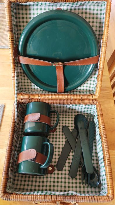 Zestaw piknikowy w koszu