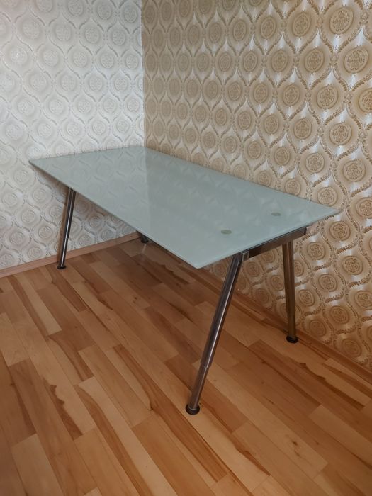 Большой современный стол