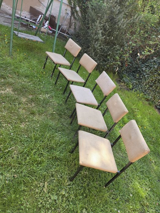 Krzesła solidne. Metalowa konstrukcja.