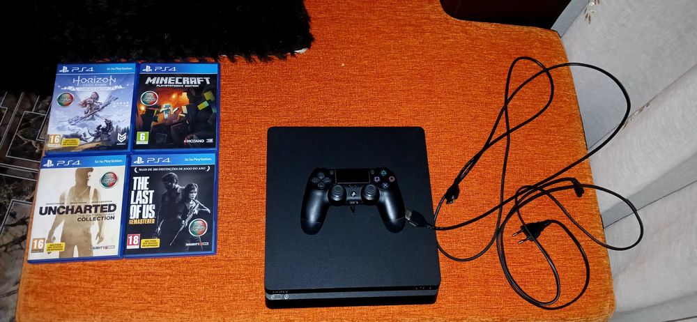 Ps4 slim + 4 jogos + 2 cabos, quase não usada