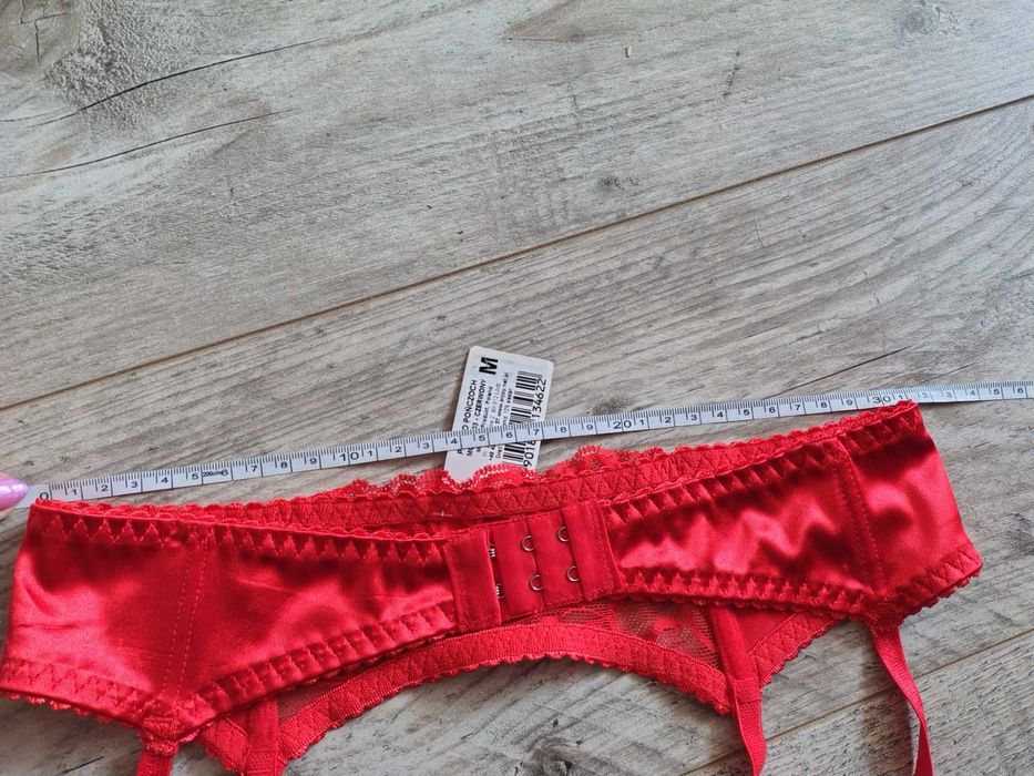 Nowy czerwony pas do pończoch M