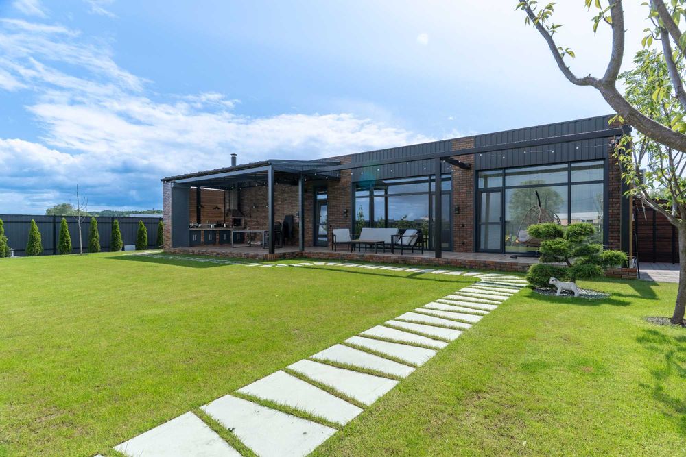 Крайній будинок черги! З оздобленням, ділянкою, меблями та технікою!