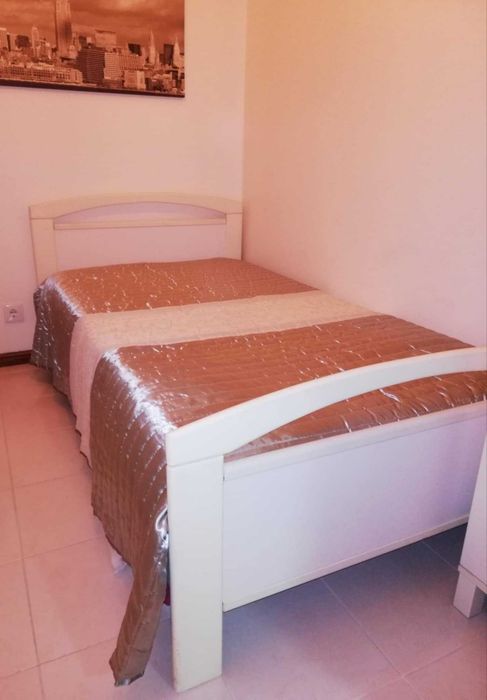Cama de solteiro e roupeiro lacados a branco