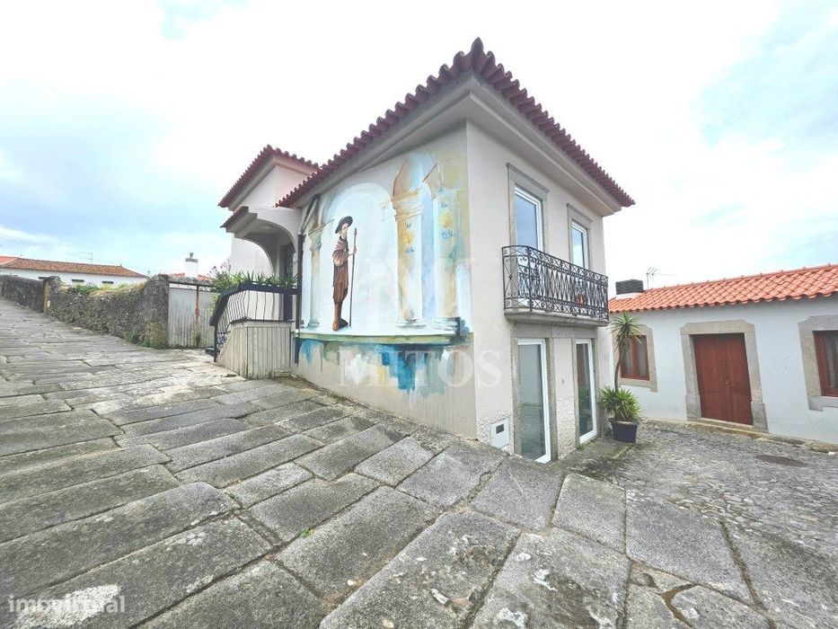 Moradia T3 renovada, situada em Caminha