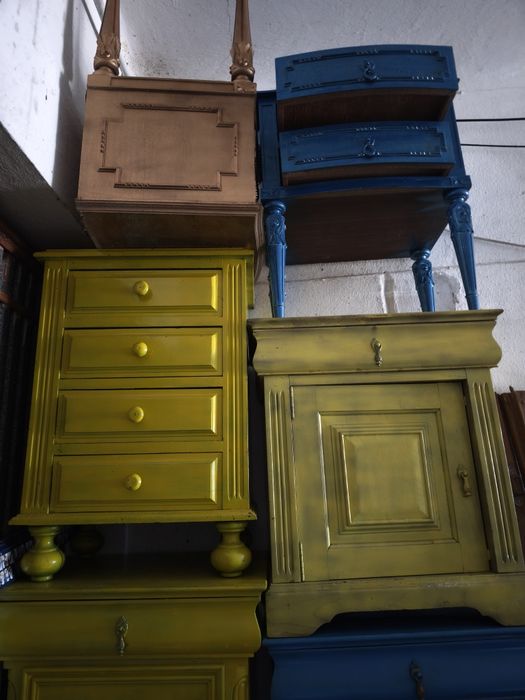 Vários armários  em madeira