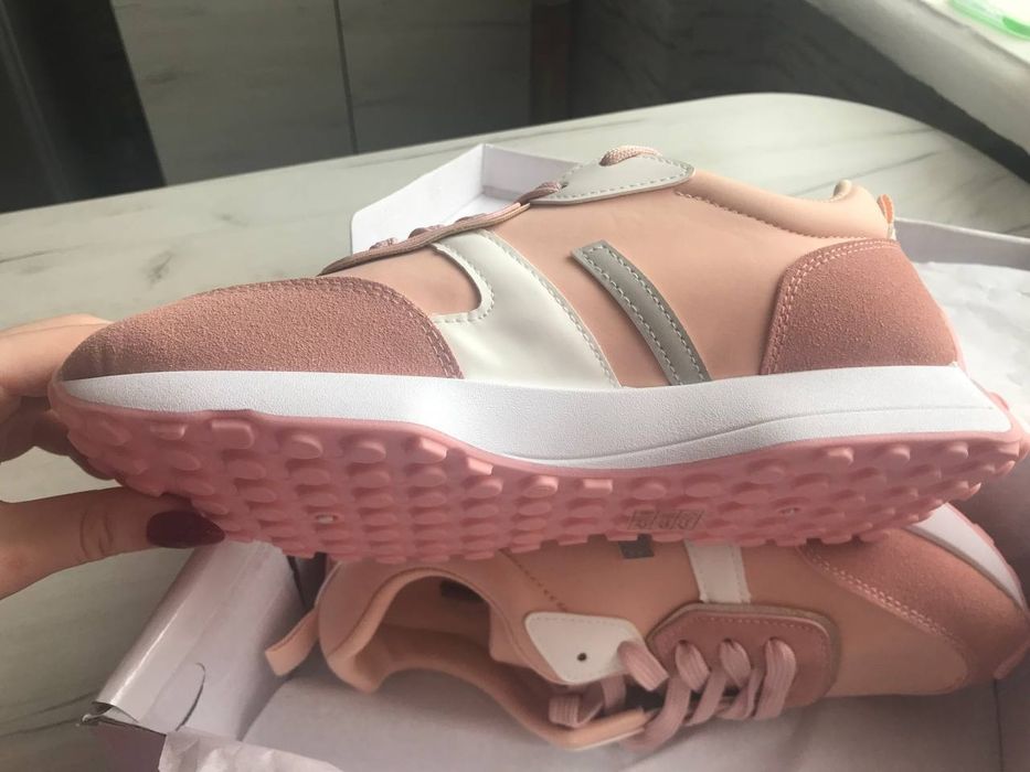 Весна сезон.. Не дорого кроссовки  с коробки