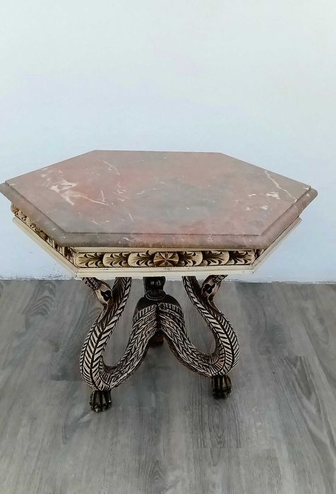 Mesa de centro com tampo em mármore e talha de madeira
