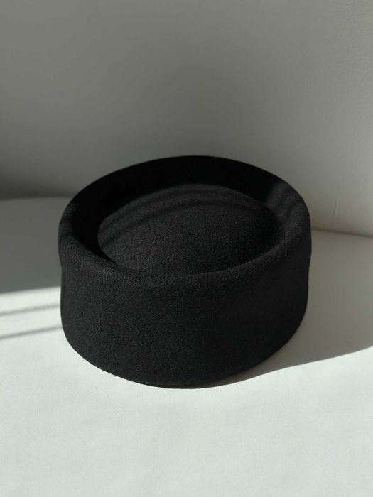 Капелюх таблетка з кгуглою тулією з вовни BELLE чорний