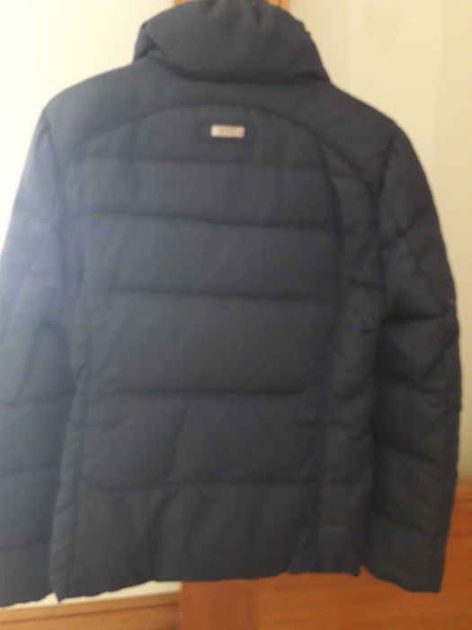 Kispo curto acolchoado de penas e plumas (azul marinho)