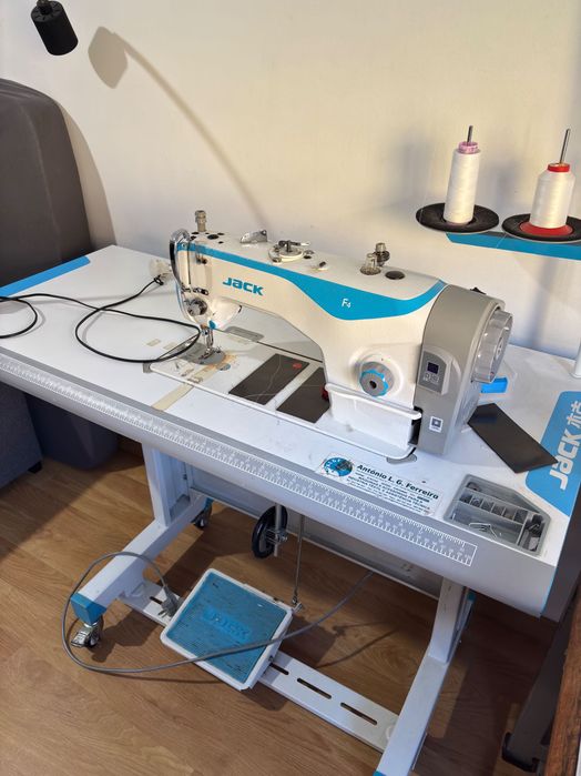 Máquina de Costura Industrial JACK F4 com Mesa e Pedal