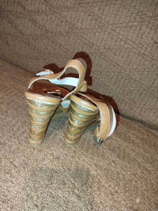 Skórzane sandały na koturnie Michael Kors r.35