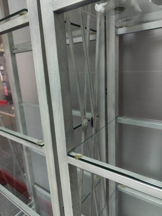 Dois módulos de prateleiras, estrutura em ferro e prateleiras em vidro