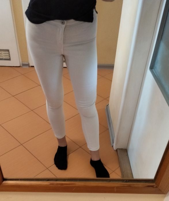 Białe spodnie Bershka