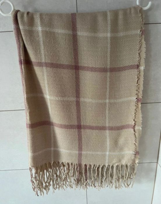 Szal z frędzlami w kratę z H&M idealny na jesień i zimę