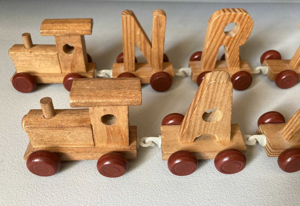 Comboio de Letras de Madeira