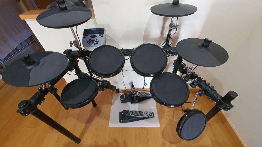 Bateria eletrónica Alesis Dm7x (dobrável) como nova