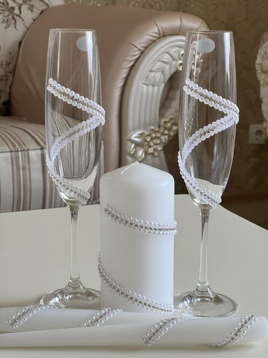 Свадебные бокалы и свечи .