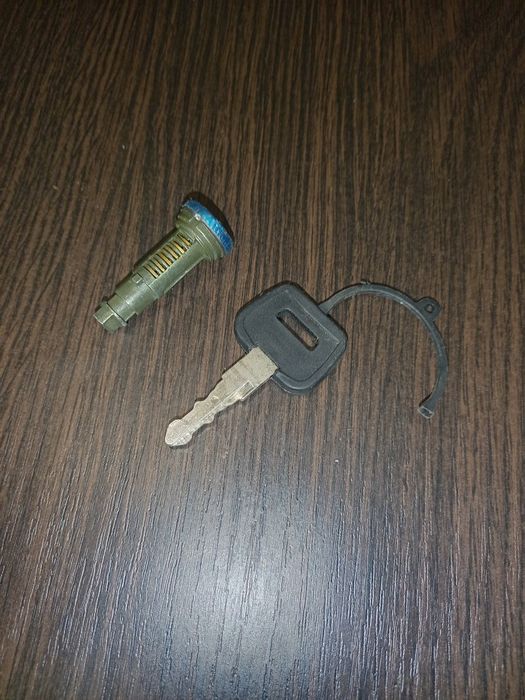 Окулятор галогена,личинка двери,крышка топ. бака,ручка для ящика DAF