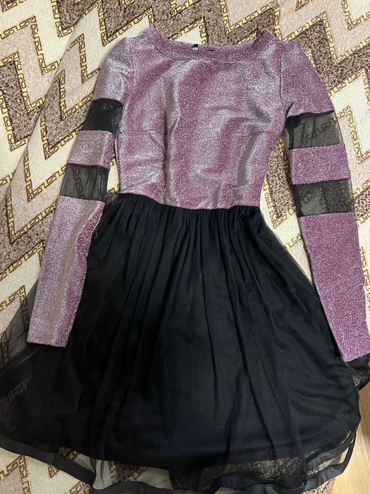 Сукня з прозорими вставками, блискуча