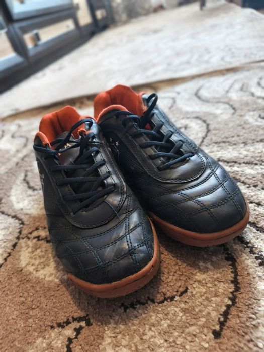 Продам футзалки Demax