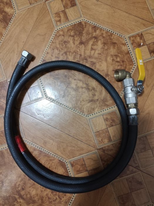 Шланг газовый с краном 1.5 м новый.