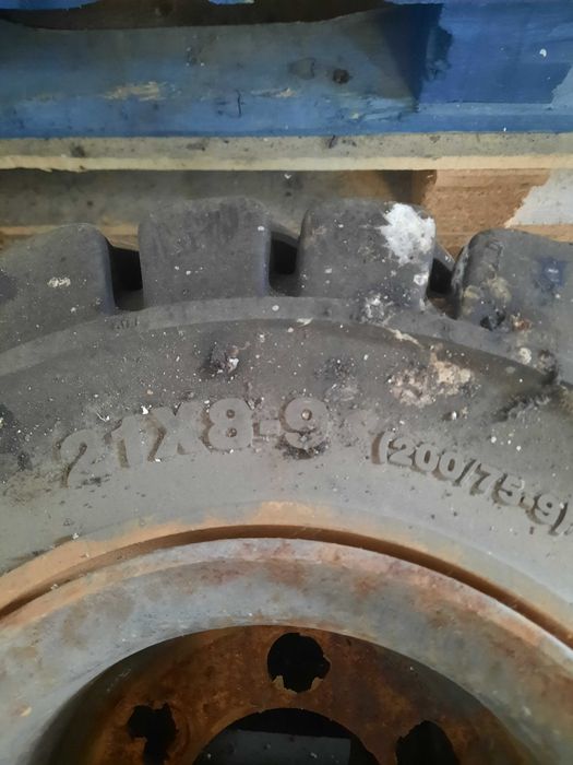 Lote de 14 Pneus Sólidos e Jantes para Máquinas e Empilhadores