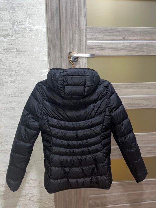Куртка жіноча одягалась декілька разів в відмінному стані