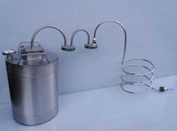 Дистилятор під непротічную воду с двума сухопарниками під банку.