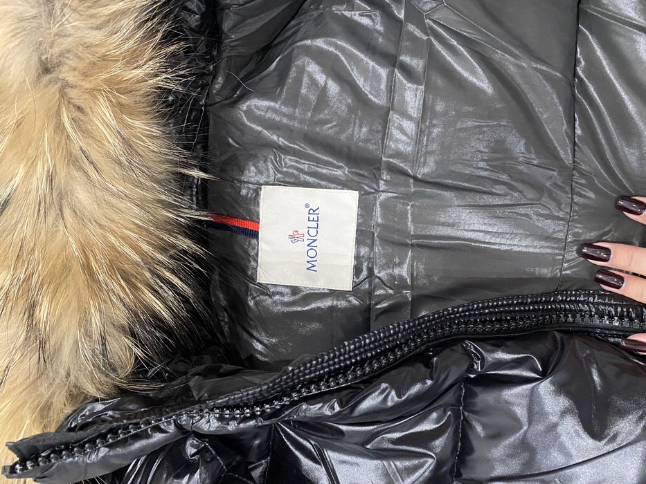 Meska kurtka Moncler Maya fur czarna z futrem z jenota puchowa zimowa