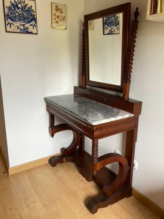 Consola antiga de madeira trabalhada com tampo de pedra mámore e espelho acoplado