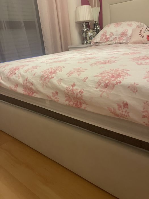 Cama de Casal Veludo Bege com estrado- Nova