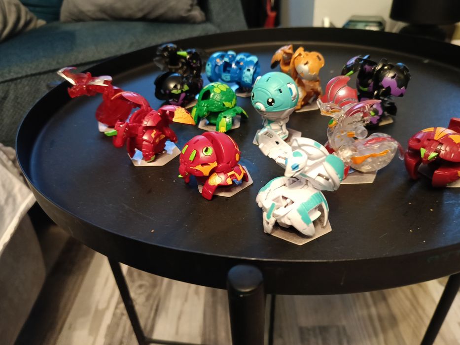 Figurki Bakugan  i zetony
