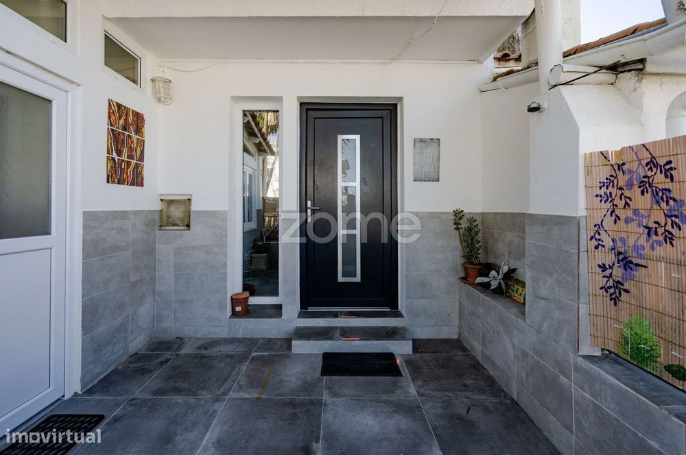 Moradia com sótão, logradouro e atelier nas Caldas da Raínha