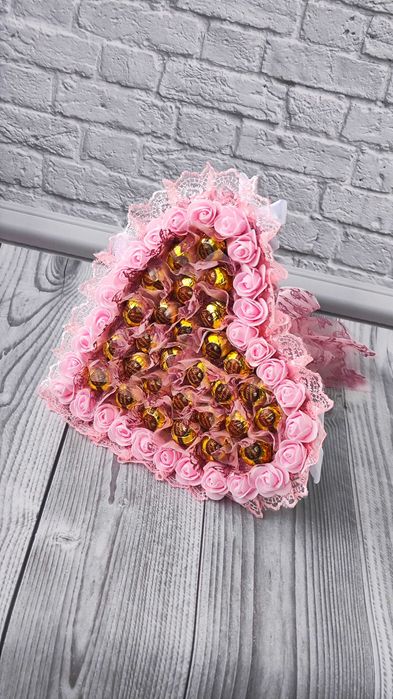 Букет серце для дівчини на день закоханих, подарунок из конфет