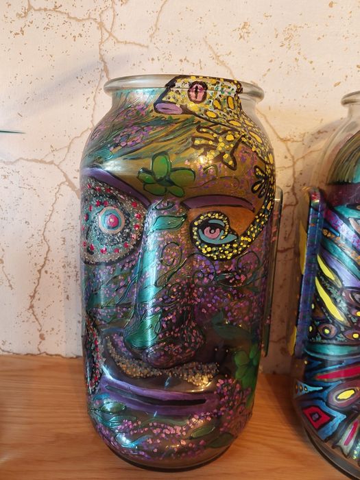 Frascos em forma de faces. Pintadas à mão e assinadas pelo artista.