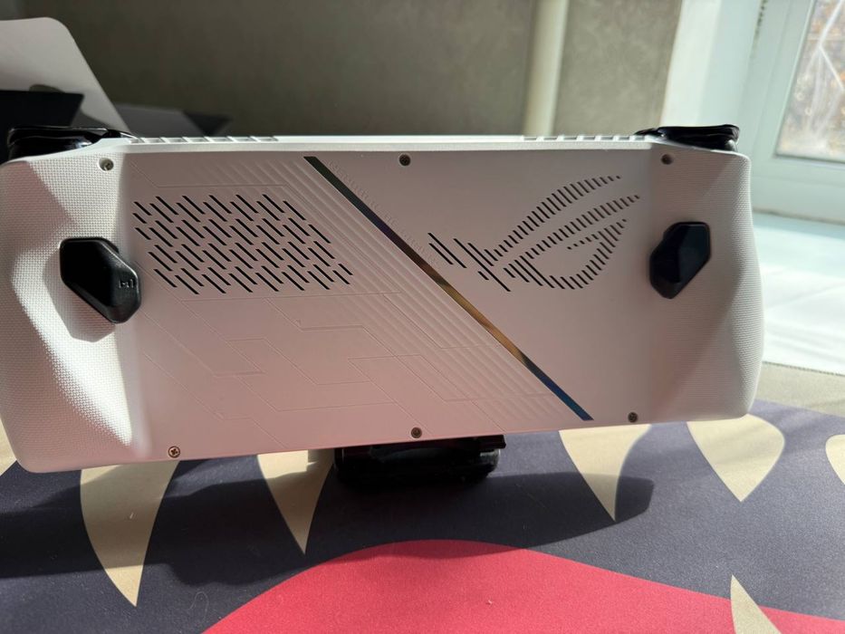 Портативна ігрова консоль Asus ROG Ally з процесором Z1 Extreme