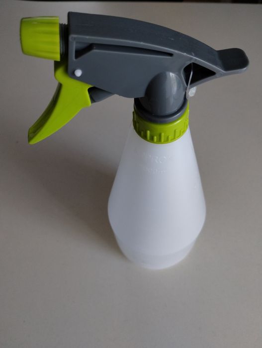 Zraszacz rozpylacz o pojemności 1 litr.