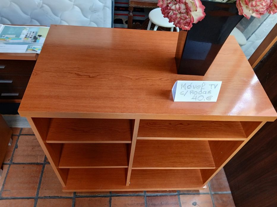 Móvel TV impecável com rodízios