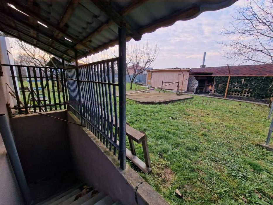 Будинок поряд з Ужгородом