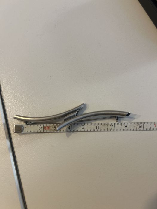 Srebrna broszka z oznaczeniami