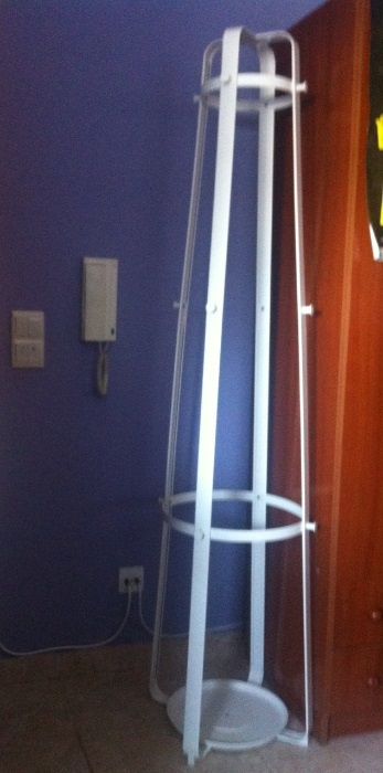 cabide de pé em metal de cor branco