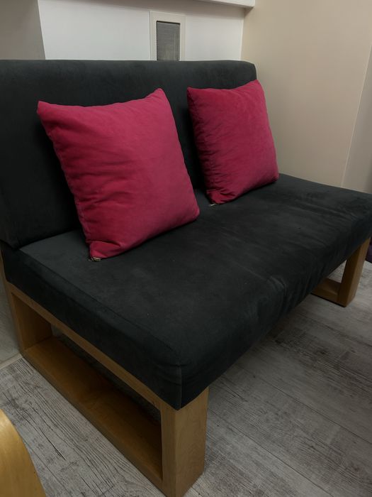 Диван з подушками