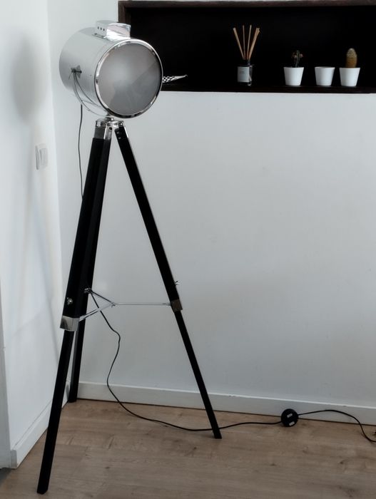 Candeeiro tripé design com holofote