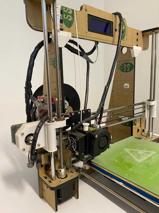 Impressora 3D FDM com mesa aquecida e filamento