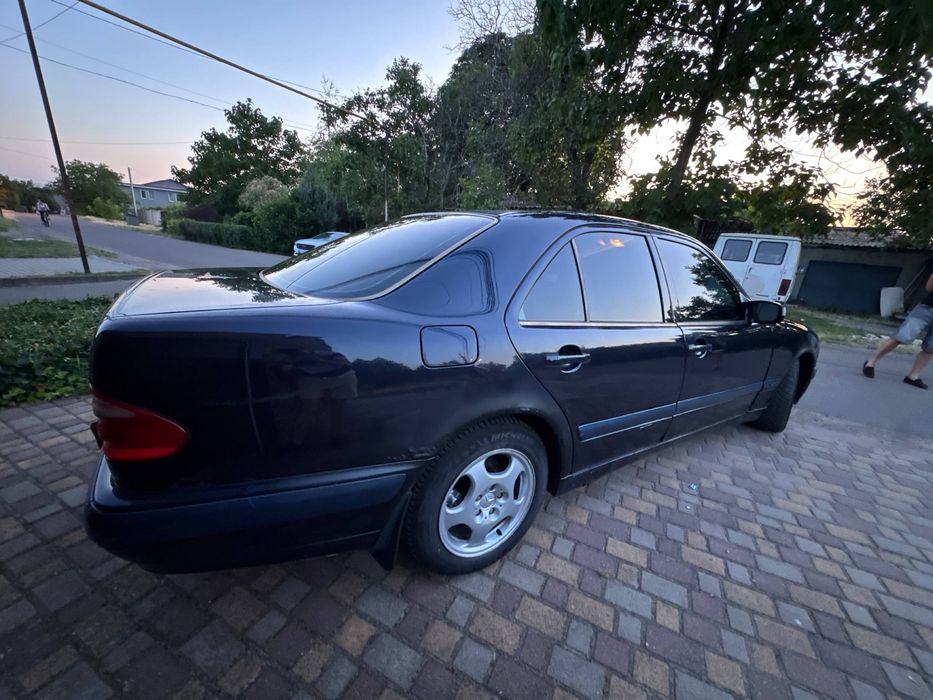 Mercedes W210 E-Class Restyling  2001 год 2л Газ-бензин Автомат
