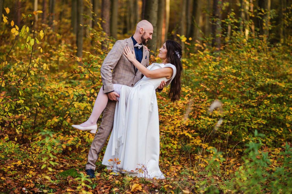 Suknia ślubna Vivien klasyczna z rozcięciem