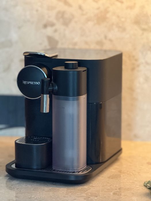 Капсульна кавоварка Delonghi Nespresso Gran Lattissima